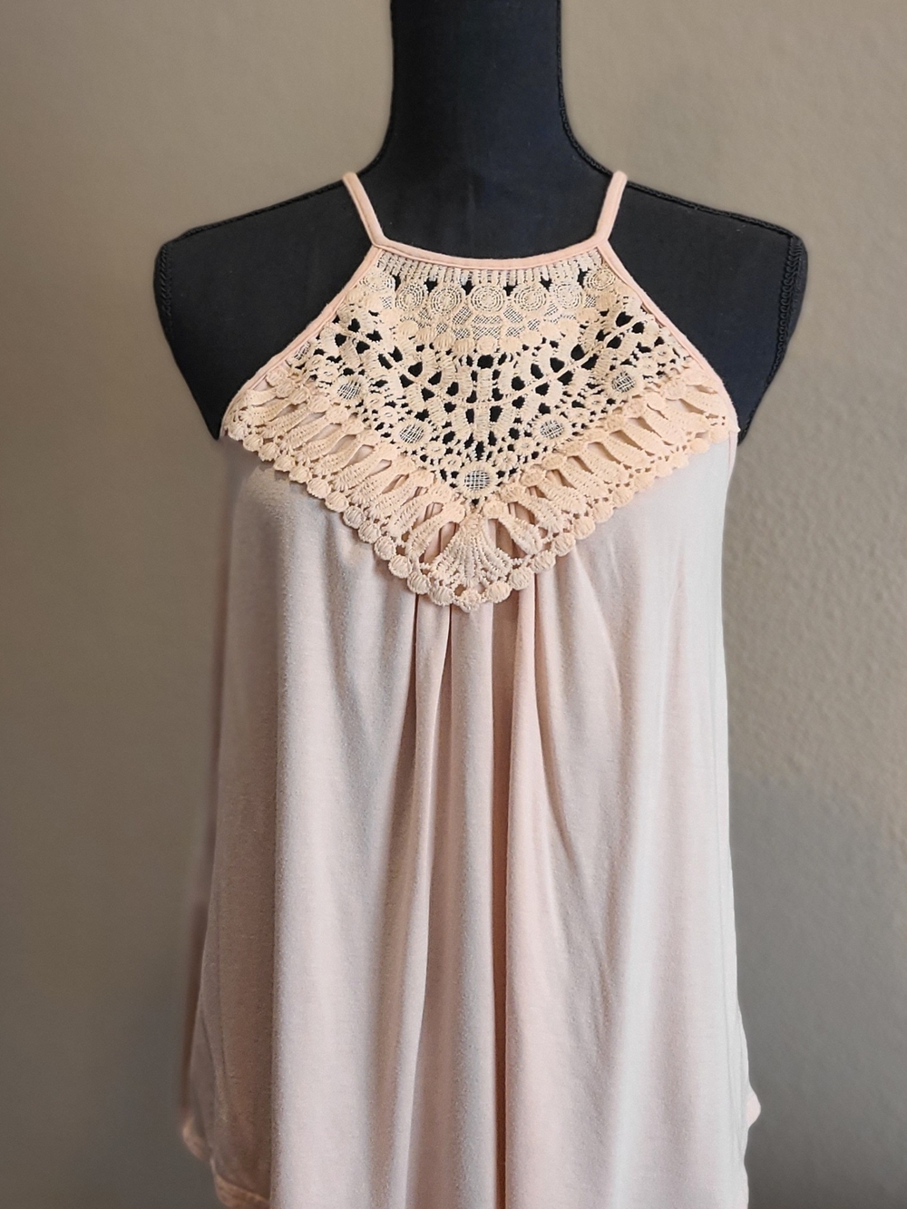 Crochet Yoke Women's Sleeveless Tank Top in Pale Peach